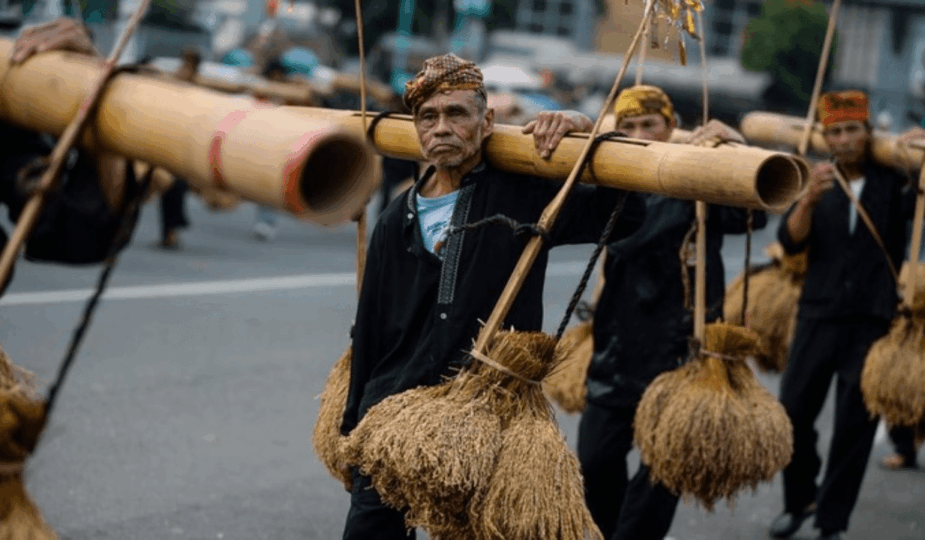 Tradisi Ngarengkong Kasepuhan Banten Kidul
